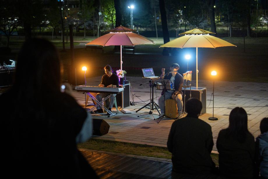 봄바람 타고 찾아온 선율… 증평 보강천미루나무숲 올해 첫 버스킹 공연 열려